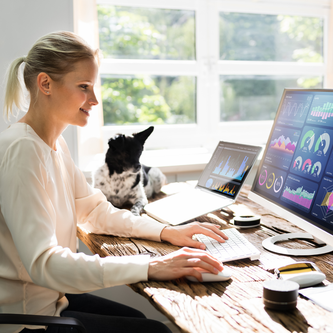 mujer trabajando en su computador