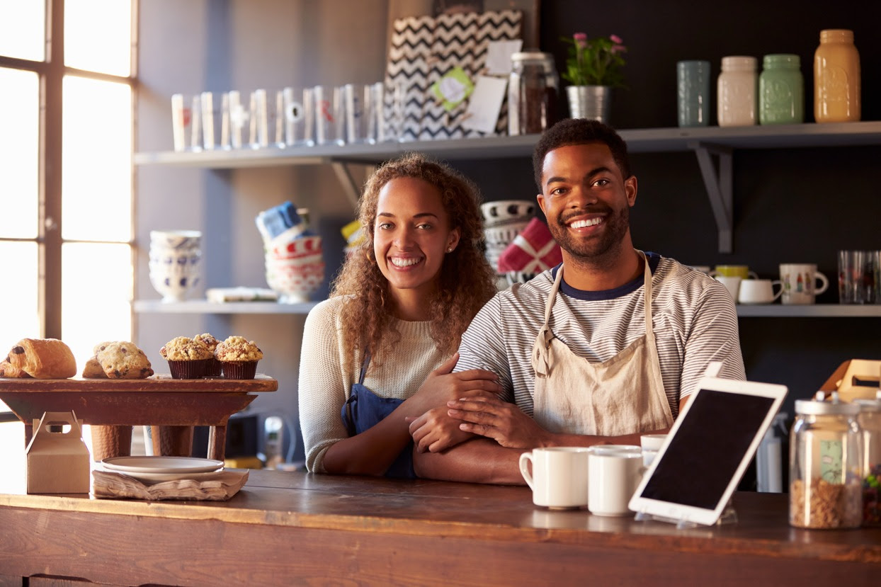 pareja en una cafetería