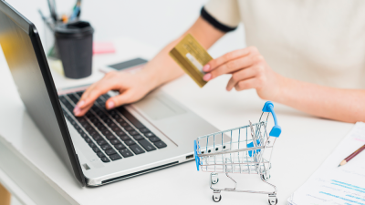 Persona comprando por internet con tarjeta de crédito